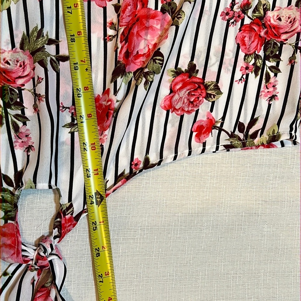 Justify Womens blouse , size XL , black stripes with pink/mauve roses - Picture 7 of 8